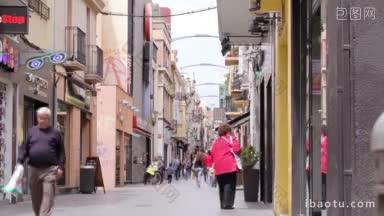 巴塞罗那八月繁忙的街道